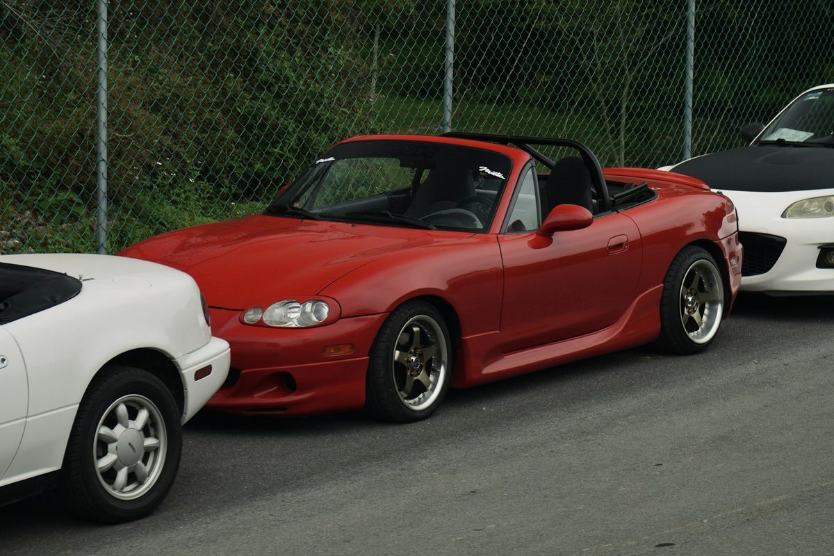 un Mazda MX-5 NB descapotado, de tres cuartos delantero, con los puntos 8, 1 y 2 marcados encima.